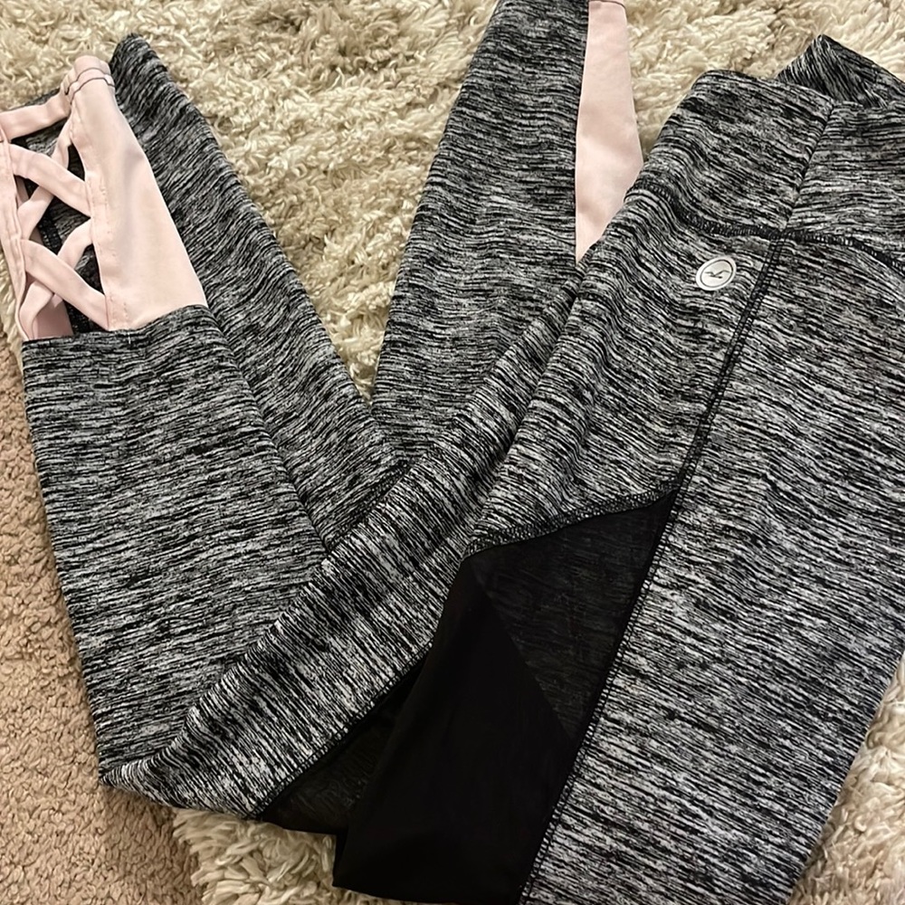 2 Pairs of Hollister Cali Sport leggings black and grey M